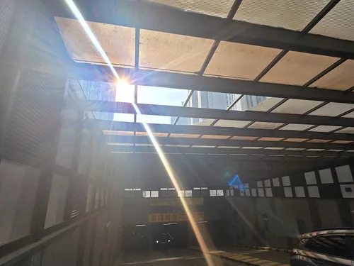 렉산 지붕 파손 부위 근접샷 촬영 예시